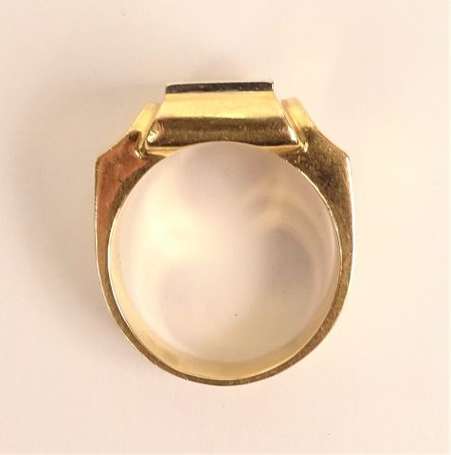 Bague chevalière en or jaune 18K (750°/00) P. 17,9