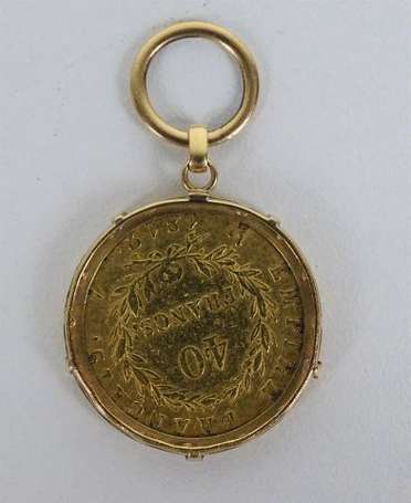 Pendentif en or jaune 18K (750°/00) monté de 40 