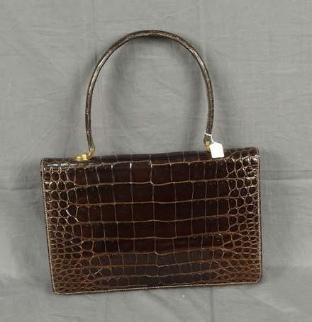 Sac vintage porté main en cuir vernis façon croco.