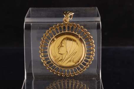 Médaille en or jaune 18K (750°/00) ornée d'un 