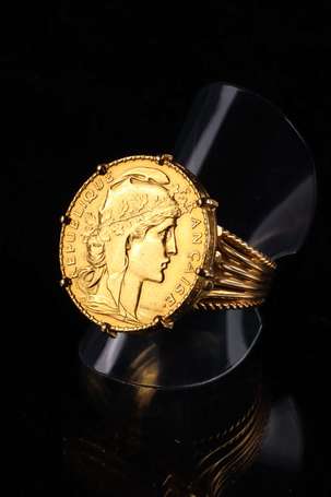 Bague en or jaune 18K (750°/00) montée d'une pièce