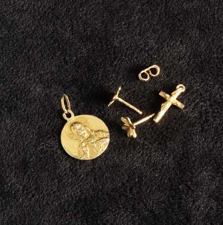 Lot médaille, croix et boutons d'oreille en or 