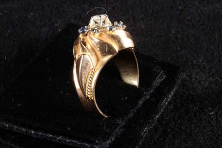 Bague en or jaune 18K (750°/00), elle présente un 