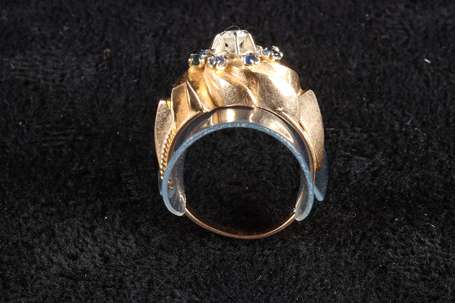 Bague en or jaune 18K (750°/00), elle présente un 