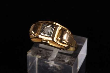 Bague en or jaune 18K (750°/00), la table épaulée 