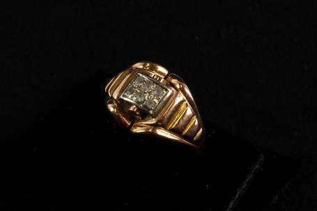 Bague en or jaune 18K (750°/00), la table accostée