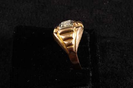 Bague en or jaune 18K (750°/00), la table accostée