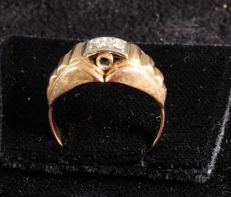 Bague en or jaune 18K (750°/00), la table accostée