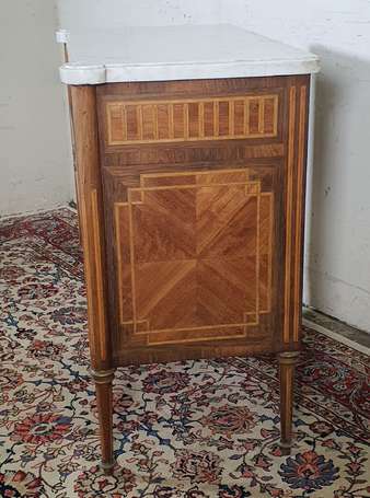 Commode en bois de placage et marqueterie à décor 