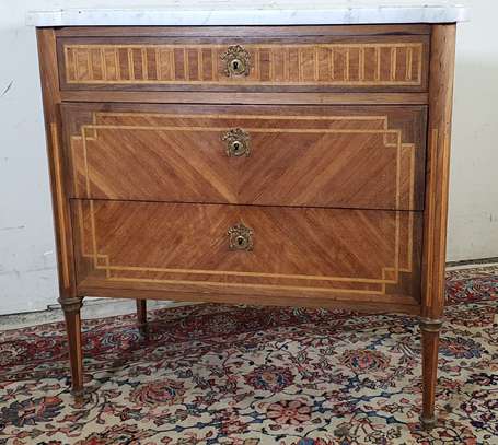 Commode en bois de placage et marqueterie à décor 