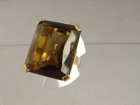 Bague en or jaune 18K (750°/00) sertie griffes 