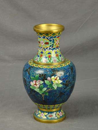 JAPON - Vase en cloisonné à décor floral 