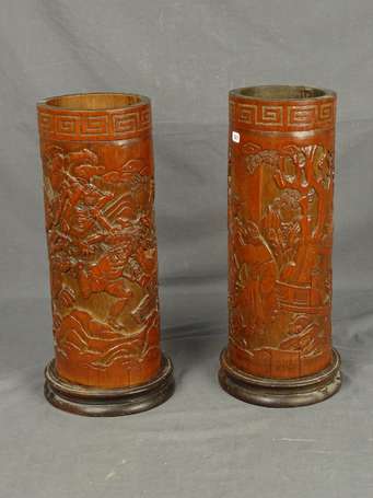 JAPON - Deux vases rouleaux en bois sculpté, l'un 