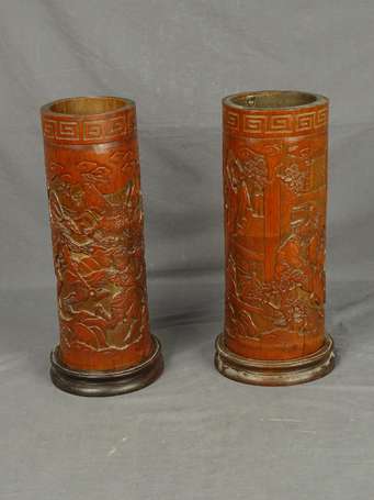 JAPON - Deux vases rouleaux en bois sculpté, l'un 