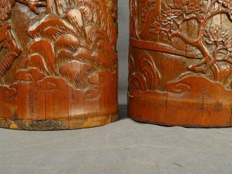 JAPON - Deux vases rouleaux en bois sculpté, l'un 