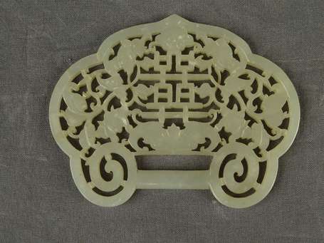 CHINE - Plaque ajourée en jade à décor de fleurs 