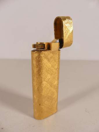 CARTIER - Briquet en métal plaqué or amati.