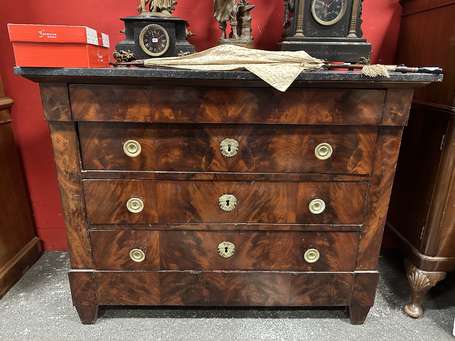 Commode en placage d'acajou flammé, elle ouvre à 