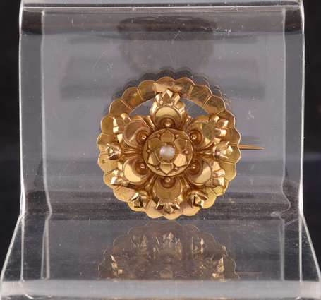 Broche fleuron en or jaune 18K (750°/00) centrée 