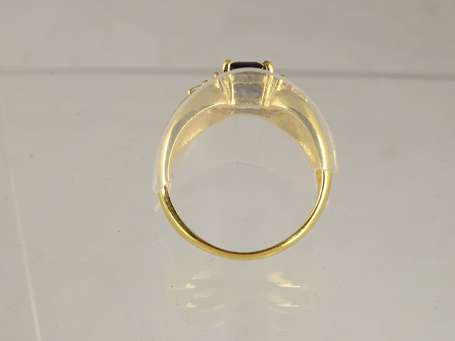 Bague en or jaune 18 K (750°/°°) serti d'un saphir