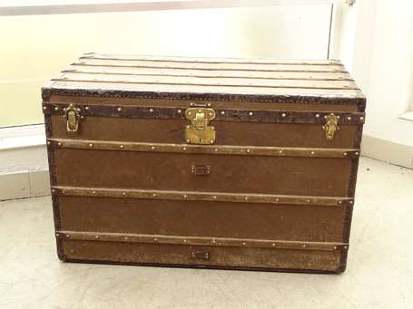 LOUIS VUITTON - Malle de voyage, garniture de 