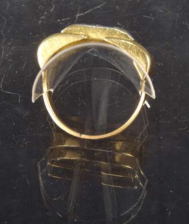 Chevalière en or jaune et or gris 14K  (585°/°°). 