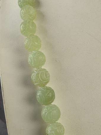 Collier de perles de jade ciselées L. 64 cm