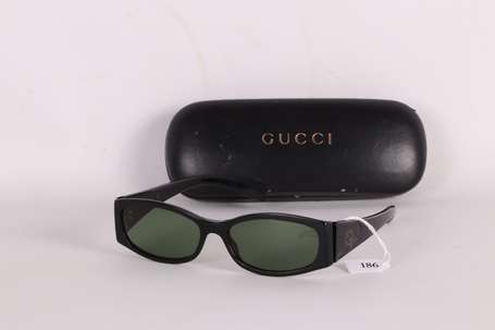 GUCCI - Paire de lunettes de soleil en plastique 