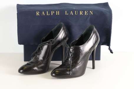 RALPH LAUREN - Paire de Richelieu en cuir noir. 