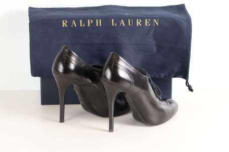 RALPH LAUREN - Paire de Richelieu en cuir noir. 