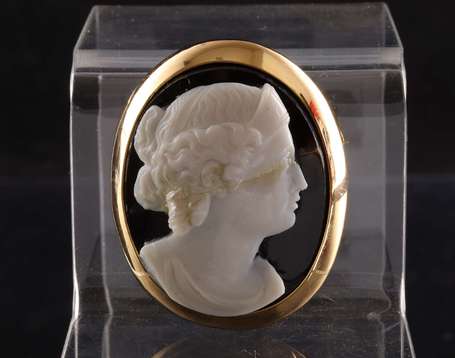 Broche en or jaune 18K (750°/00) montée d'un camée