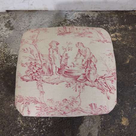 Tabouret de pied en noyer mouluré, pieds galbés, 