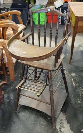 Chaise haute d'enfant en bois teinté tourné.