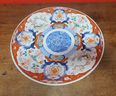 JAPON - Plat en porcelaine à décor floral 