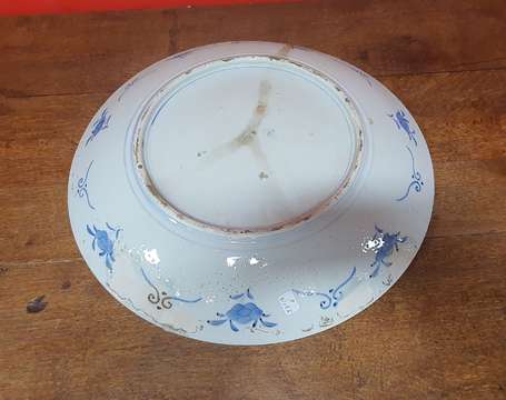 JAPON - Plat en porcelaine à décor floral 