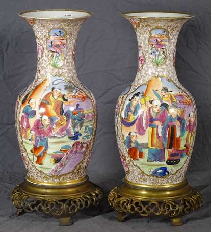 BAYEUX - Paire de vases balustres en porcelaine à 