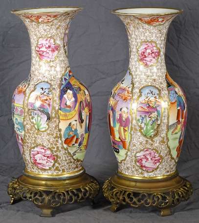 BAYEUX - Paire de vases balustres en porcelaine à 