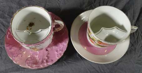 Deux tasses à moustache en porcelaine, l'une à 