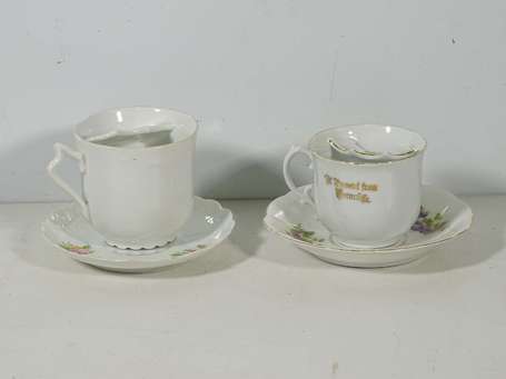 Deux tasses à moustache en porcelaine à décor 