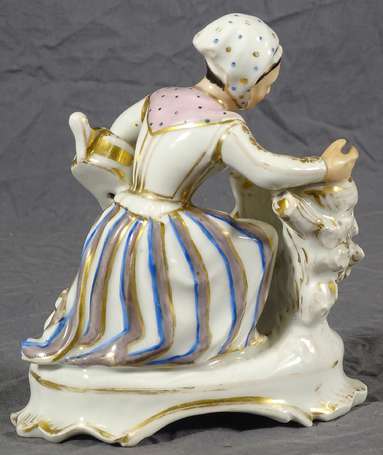 Encrier en porcelaine à décor d'une femme aux 