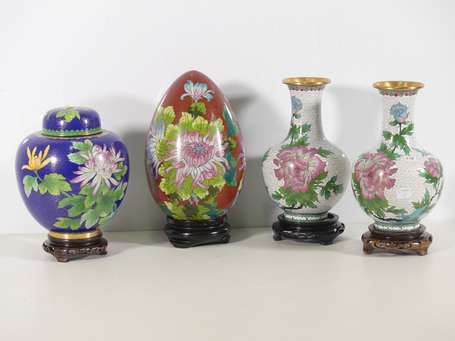 CHINE - Oeuf, pot couvert et paire de vases en 