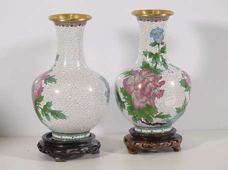 CHINE - Oeuf, pot couvert et paire de vases en 