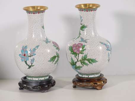 CHINE - Oeuf, pot couvert et paire de vases en 