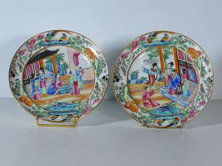 CHINE, CANTON - Paire d'assiettes en porcelaine 