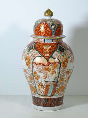 CHINE - Potiche couverte en porcelaine polychrome 