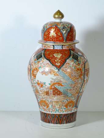 CHINE - Potiche couverte en porcelaine polychrome 