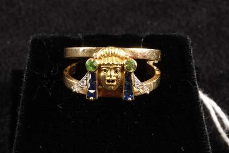 Bague en or jaune 18K (750°/00), elle est ornée 