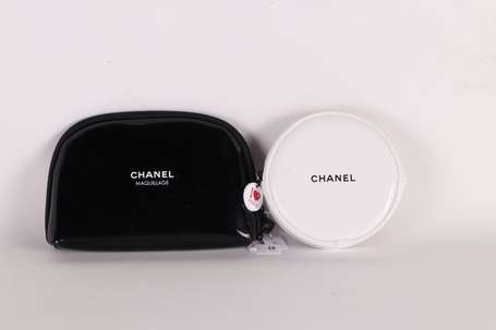 CHANEL - Deux trousses à maquillage en vinyle 