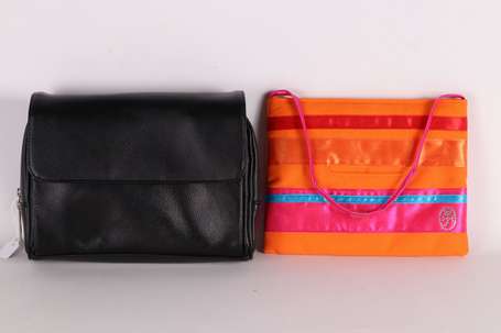 AZZARO Parfums - Pochette en simili noir. On joint