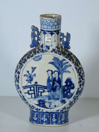 CHINE - Vase gourde en porcelaine camaïeu bleu, le